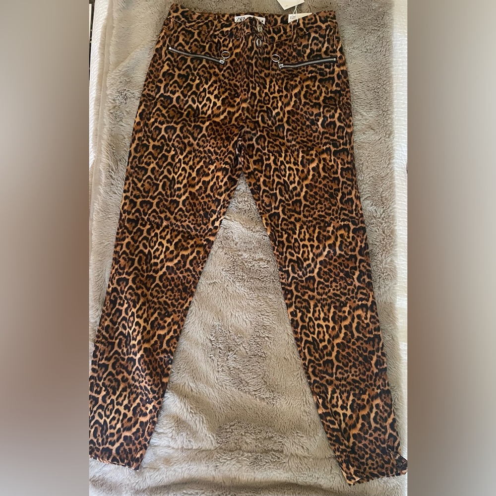 Fun animal print mid rise skinny pants.